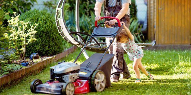 Vater-Tochter-Rasen-maehen - Rasenpflege im Frühjahr