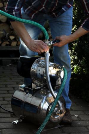 Die Nutzung einer Gartenpumpe oder eines Hauswasserwerkes bringt viele Vorteile mit sich