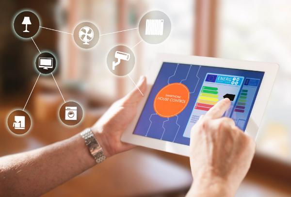 Mit Smart Home Systemen kann man per Handy oder Tablet auf alle wichtigen Funktionen des Hauses zugreifen und diese effizient steuern
