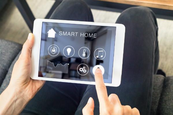 Mit einem Smart Home System lässt sich nicht nur die Heizung, sondern auch die komplette Haussicherheit und Multimedia verbinden
