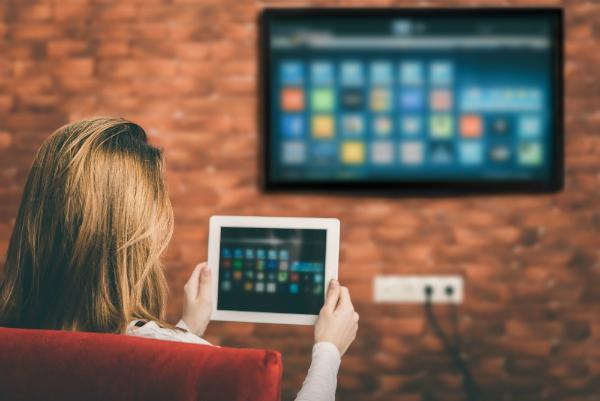 Die Steuerung der Unterhaltungselektronik ist ein weiterer Vorteil des Smart Homes