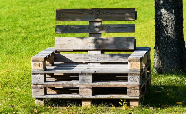 Aus alten Europaletten lassen sich hervorragend Gartenmöbel bauen