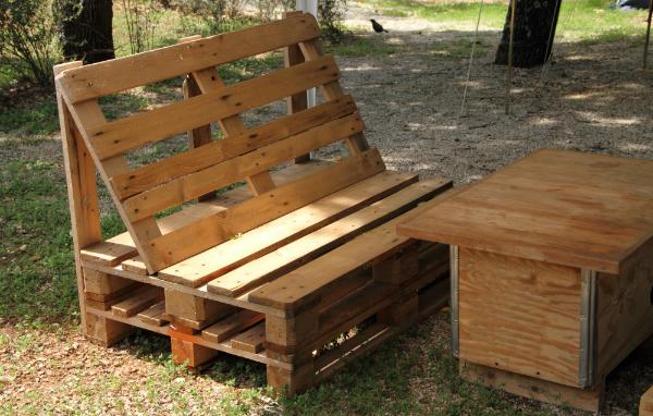 Aus alten Holzöbeln oder Holzresten kann man wundervoll Kisten oder Tische für Gartenmöbel bauen