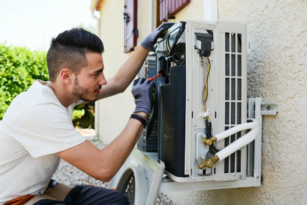 Installation einer Klimaanlage an der Aussenfassade