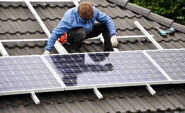 Solaranlagen kosten mit allem nötigen Zubehör zwischen 5.000 und 20.000 Euro