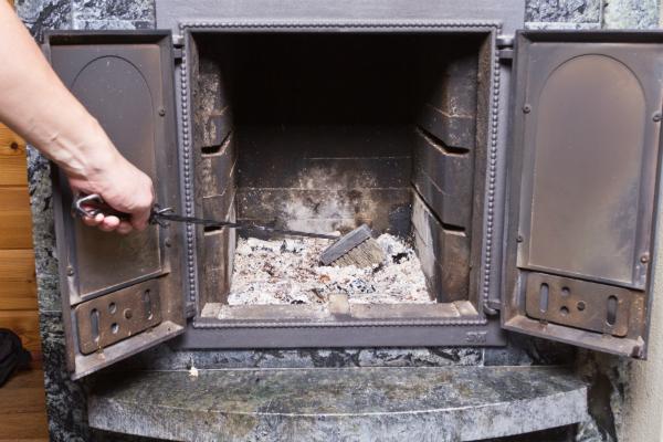 Die Brennkammer sollte regelmäßig gereinigt werden