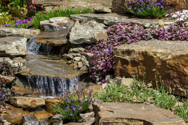 Wasserfall im Steingarten