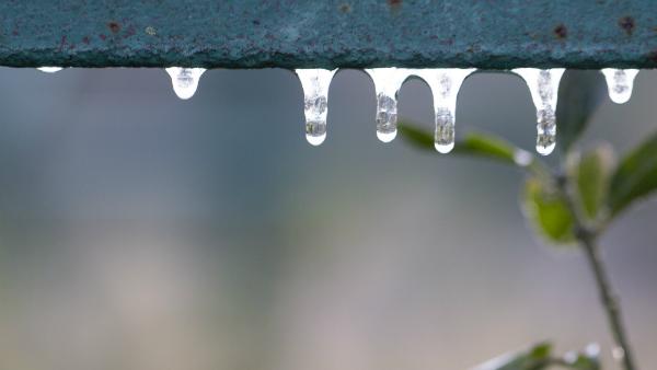 Ein Rohr mit Eiszapfen