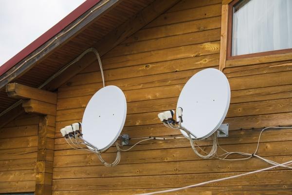 Die Montage von Satellitenschuesseln an der Hausfassade ist eher suboptimal