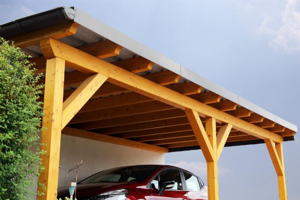 Carport an der Hauswand