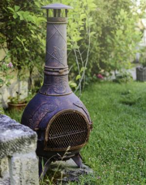 Ein Terrassenkamin malerisch im Garten platziert