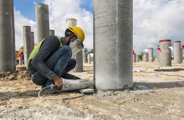 Bauarbeiter mit elektrischem Betonschneider