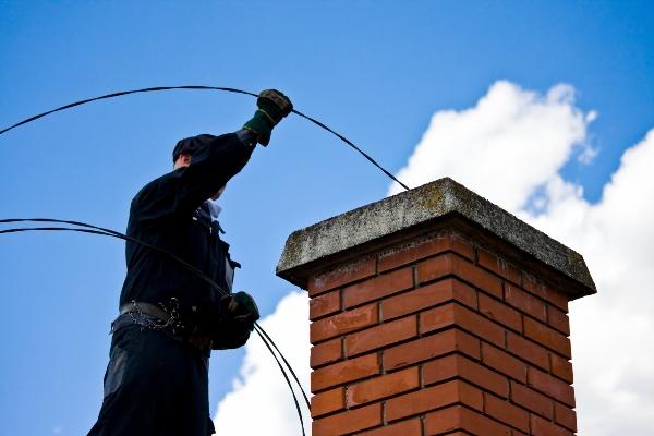 Schornsteinfeger reinigt Kamin