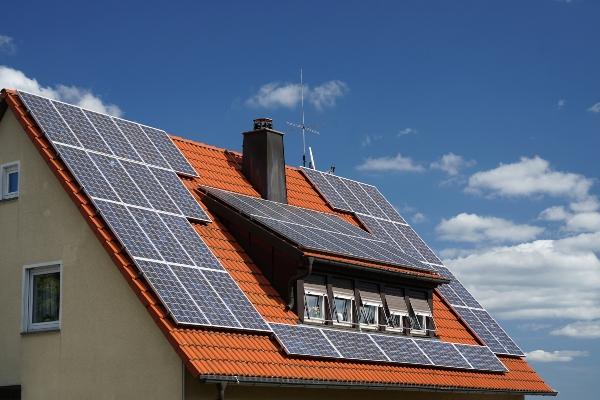 Photovoltaik Anlage auf einem Dach mit Dachgauben