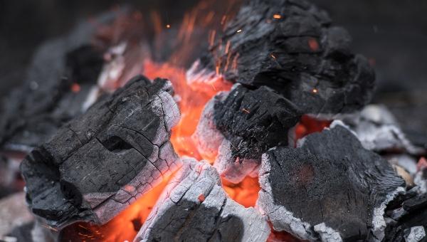 grillen-mit-holzkohle-holzkohlegrill-aus-keramik