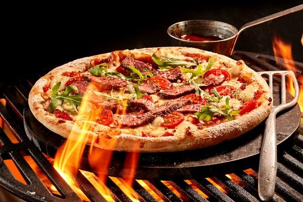 pizza-backen-holzkohlegrill-aus-keramik