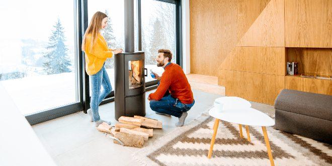 Pärchen vor dem Kamin