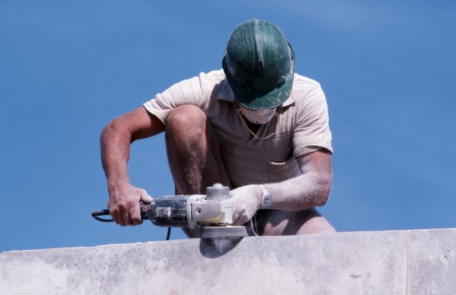 Beton yüzey, beton freze makinesi ile işlenebilir Kullanımda olan bir beton freze makinesi