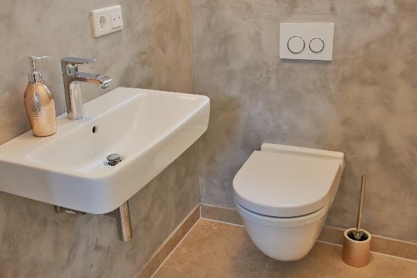 Gäste-WC mit Toilette und kleinem Waschbecken Gaeste WC mit Toilette und Waschbecken klein gaestebadezimmer-einrichten