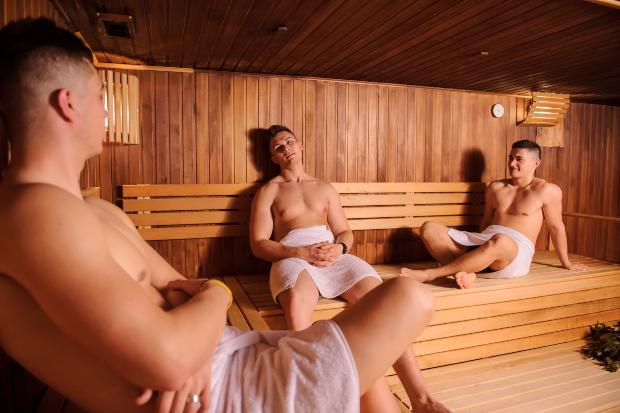 3 Männer in klassischer Sauna