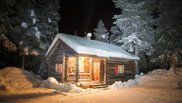Blockhütte im Schnee - idealer Ort für die Gartenparty im Schnee