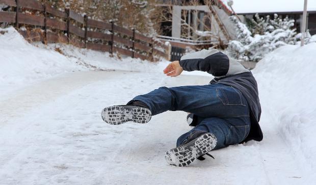 Mann rutscht auf Weg aus - Streuwagen, Schneewanne und Eiskratzer helfen