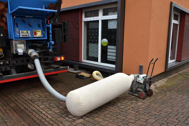 Tankwagen liefert Pellets für Pelletsilos von Viessmann