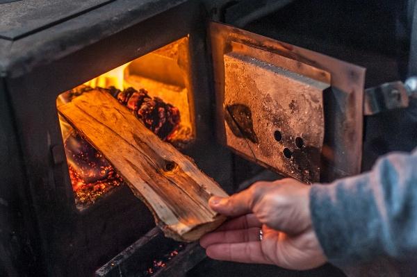 kamin-holz-nachlegen-muldenfeuerung-rostfeuerung