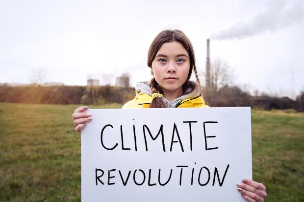 Mädchen protestiert für die Klimarevolution