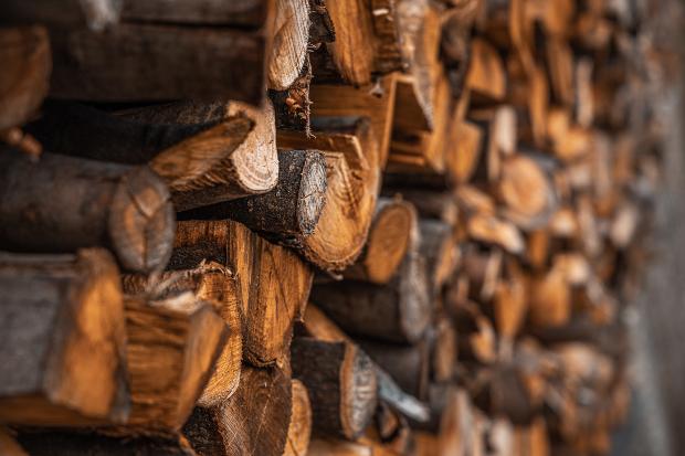 Stapel mit Holzscheiten, um ökologisch mit Holz zu heizen