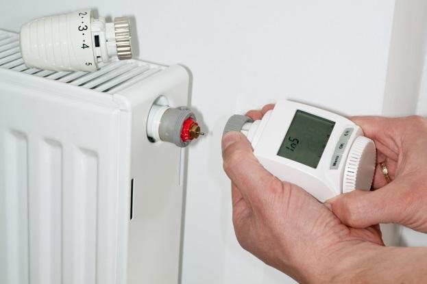 An einem Heizkörper wird das alte Thermostatventil durch ein neues, digitales Ventil erstetzt.