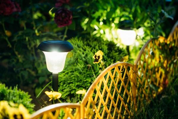 Ein mit Solarlampen beleuchtetes Gartenbeet