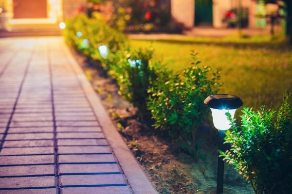 Ein mit Solarlampen beleuchteter Gartenweg Solarleuchten für den Garten 