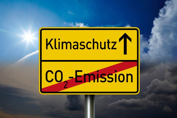 Symbolbild / Verkehrsschild: CO2-Emiisionen durchgestrichen; Klimaschutz geradeaus - Ölheizung modernisieren ist notwendig