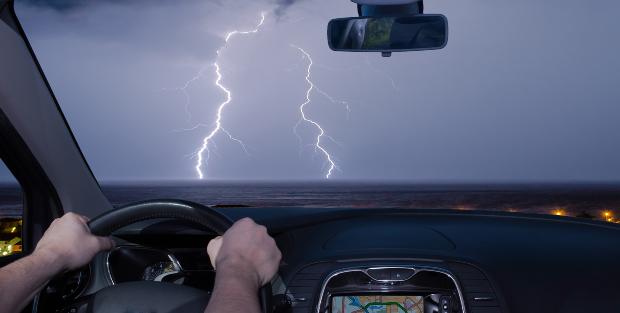 Auto fährt Richtung Gewitter