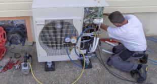 Mann installiert Wärmepumpen