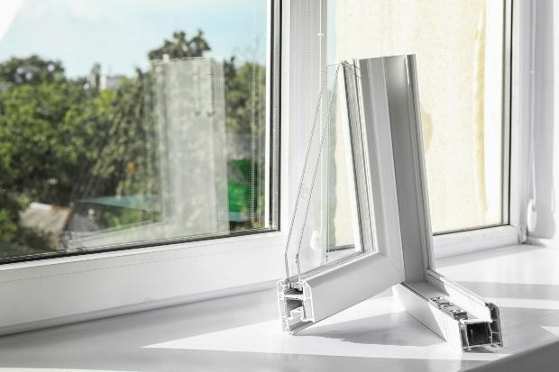 Modernes Fenster, im Vordergrund Profil eines Fensters - Dämmung als Teil der Wärmewende