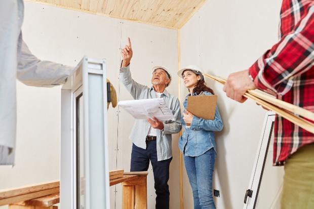 Architekten planen Sanierung von Haus - Maßnahme der Wärmewende