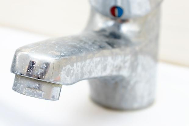 Verkalkter Wasserhahn - Badreinigung ist dringend notwendig