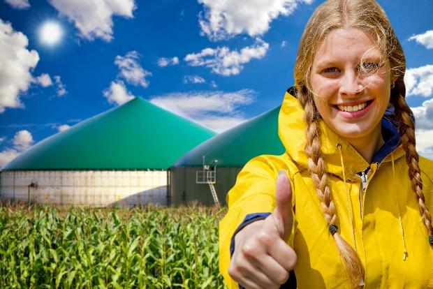 Junge Frau hält den Daumen nach oben - Biogas als nachhaltige Energiequelle