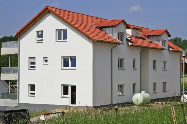 Mehrfamilienhaus mit Gastank - Gaswärmepumpe als Teil moderner Energiesysteme