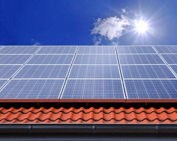 Photovoltaikmodule auf dem Dach einen Einfamilienhauses
