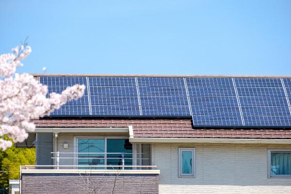 Auf dem Dach eines Einfamilienhauses sind mehrere PV-Module installiert Einfamilienhaus