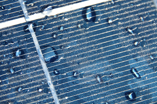 Detailansicht einer regennassen Photovoltaik-Anlage 