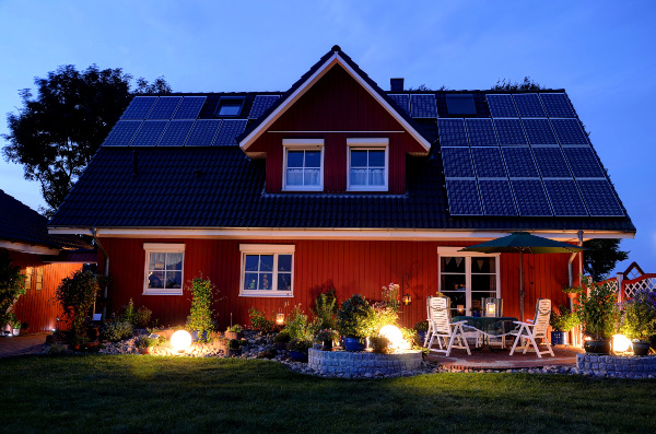 Ein Einfamilienhaus mit PV-Anlage bei Nacht Einfamilienhaus