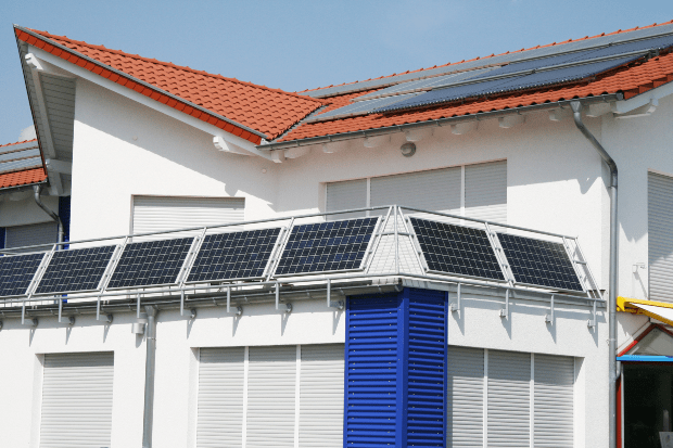 Balkon hat Solarpanele an der Brüstung