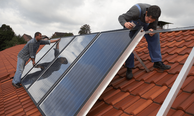 Installation einer Photovoltaikanlage auf einem Häuserdach