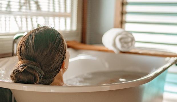 Frau in Badewanne - Trinkwassererwärmung auf unterschiedliche Arten