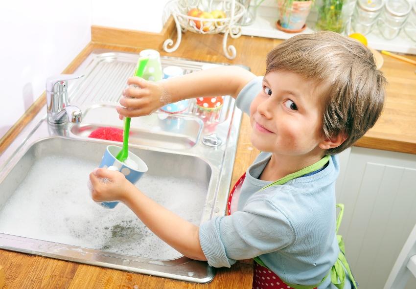 Kind macht den Abwasch