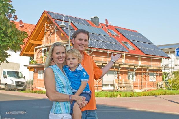 Junge Familie steht vor Neubau mit Solaranlage - vielleicht kommt bald die Solarpflicht